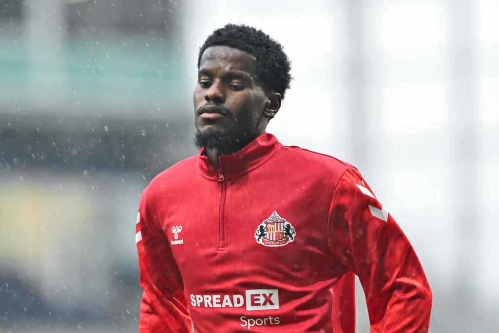 Pierre Ekwah warming up for Sunderland