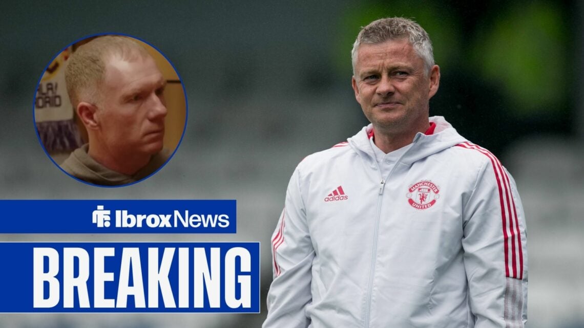 Paul Scholes looking at Ole Gunnar Solskjaer