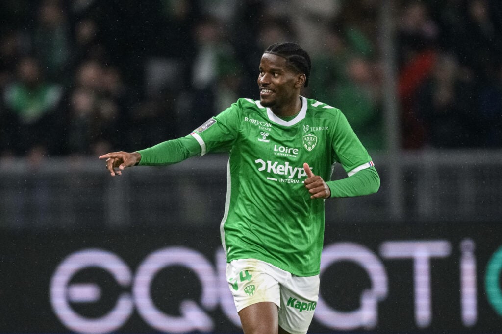 Pierre Ekwah pointing while in action for Saint-Etienne